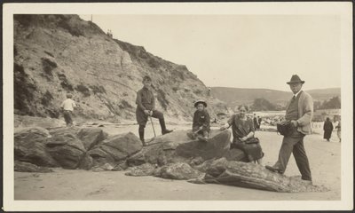 [Fleckenstein met camera en familie aan het strand]. door Louis Fleckenstein