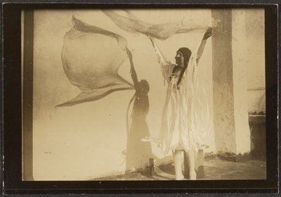 [Florence danst in Indiaans kostuum]. door Louis Fleckenstein