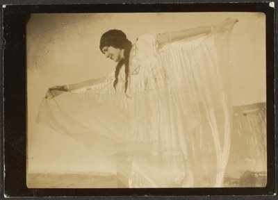 [Florence danst in Indiaans kostuum]. door Louis Fleckenstein