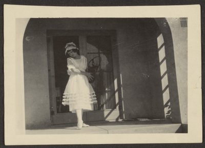 [Florence danst op veranda]. door Louis Fleckenstein