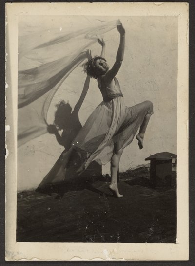 [Florence danst op het dak]. door Louis Fleckenstein