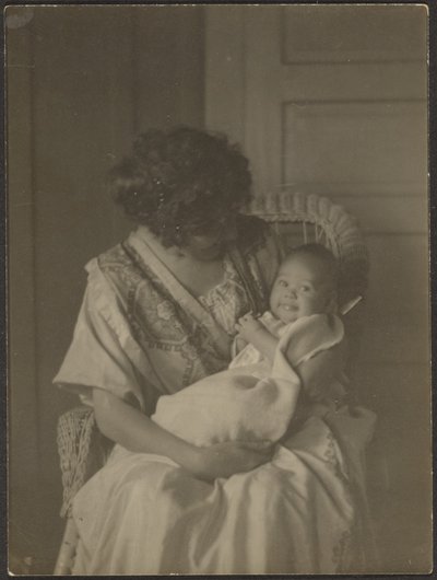[Florence houdt baby vast in schommelstoel]. door Louis Fleckenstein