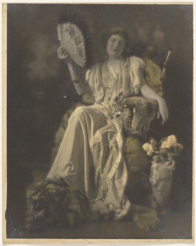 [Florence zittend in een stoel met tijgerkleed]. door Louis Fleckenstein