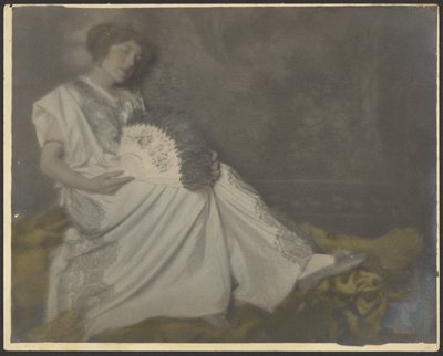 [Florence zittend met grote ventilator]. door Louis Fleckenstein