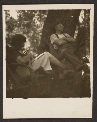 [Florence en haar man in het bos]. door Louis Fleckenstein
