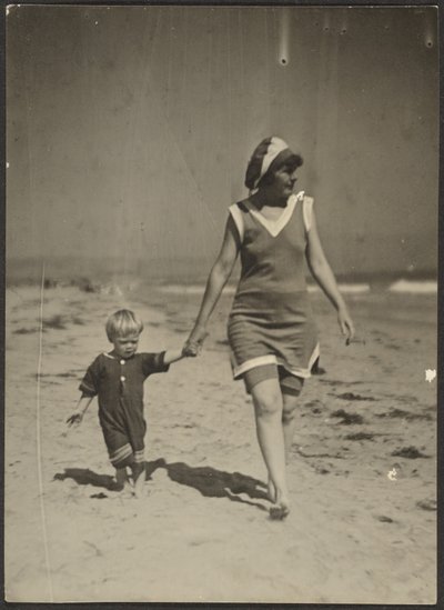 [Florence en kind wandelen op strand]. door Louis Fleckenstein