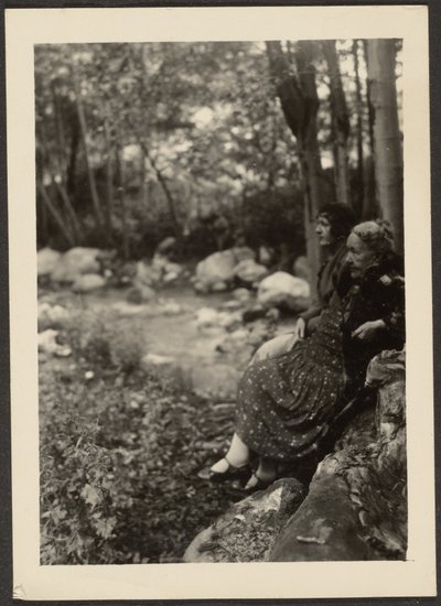 [Florence en Mrs. Fleckenstein bij Forest Stream]. door Louis Fleckenstein