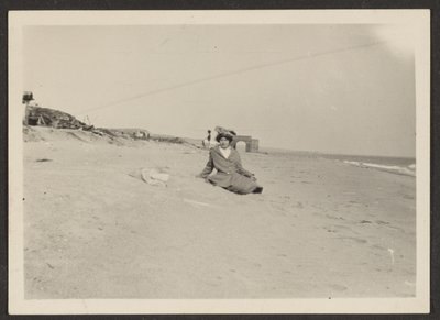 [Florence op Strand]. door Louis Fleckenstein
