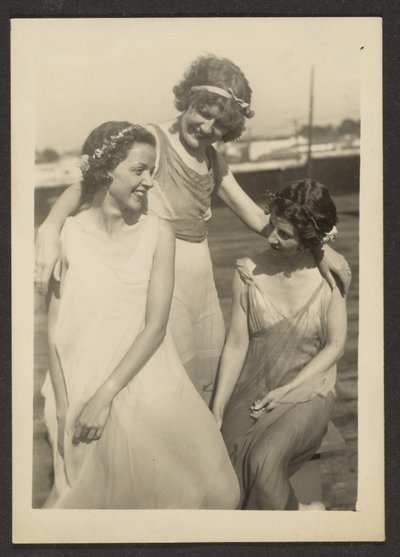 [Florence met vrienden in wazige kostuums]. door Louis Fleckenstein