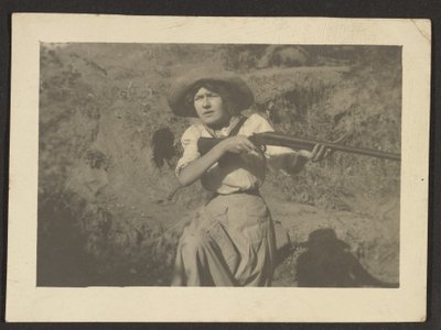 [Florence met pistool]. door Louis Fleckenstein
