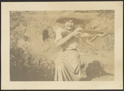 [Florence met pistool]. door Louis Fleckenstein