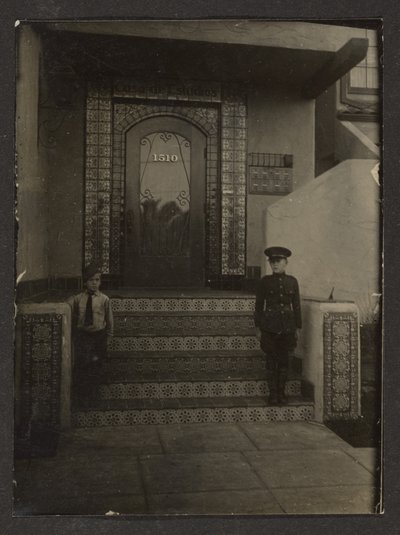 [De zonen van Florence buiten Fleckensteins studio in Long Beach] door Louis Fleckenstein