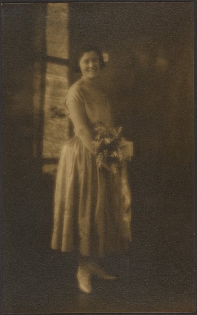 [Portret ten voeten uit van een vrouw die een boeket vasthoudt]. door Louis Fleckenstein