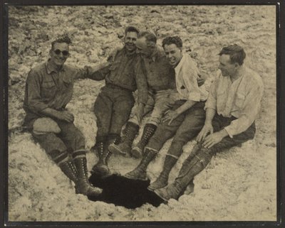 [Groepsfoto van zittende personen bij de ingang van een verticale grot, San Jacinto Peak] door Louis Fleckenstein