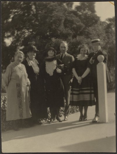 [Groepsportret in park]. door Louis Fleckenstein