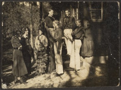 [Groep die achter het huis staat]. door Louis Fleckenstein