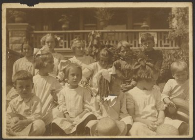[Groep kinderen voor portiek]. door Louis Fleckenstein