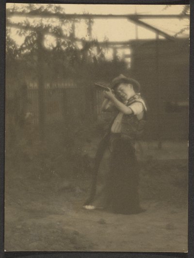 [Jongetje speelt cowboy]. door Louis Fleckenstein