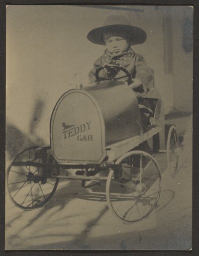 [Jongetje zit in Teddyauto]. door Louis Fleckenstein