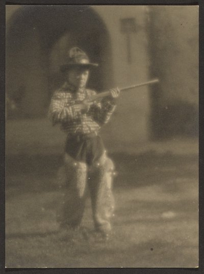 [Jongetje in Cowboy Outfit]. door Louis Fleckenstein
