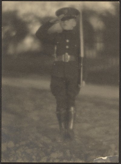 [Jongetje in Uniform]. door Louis Fleckenstein