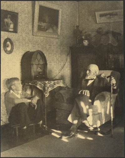 [Man en jongen zitten in een studeerkamer]. door Louis Fleckenstein