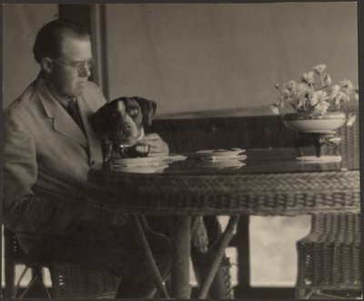[Man en hond aan tafel] door Louis Fleckenstein
