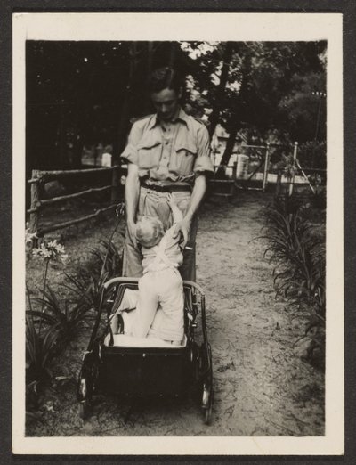 [Man en baby in kinderwagen]. door Louis Fleckenstein