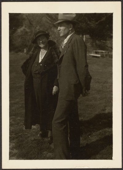 [Man en vrouw staan in het gras]. door Louis Fleckenstein