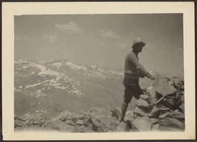 [Man in bergachtig landschap] door Louis Fleckenstein
