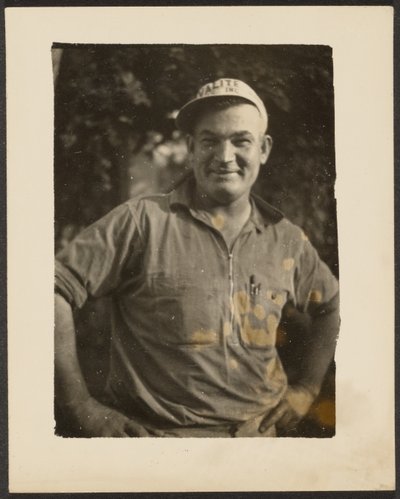 [Man met de pet van Valite Inc.] door Louis Fleckenstein