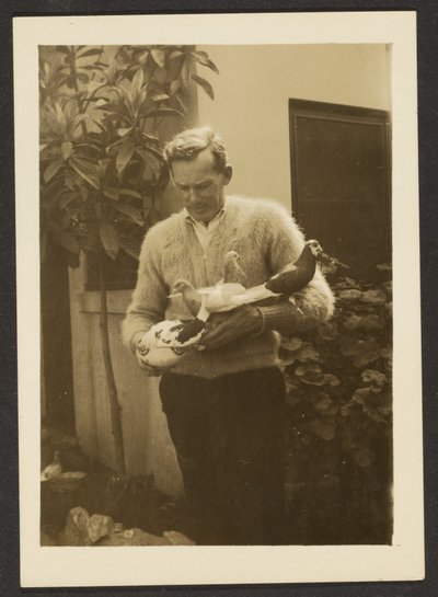 [Man met duiven]. door Louis Fleckenstein