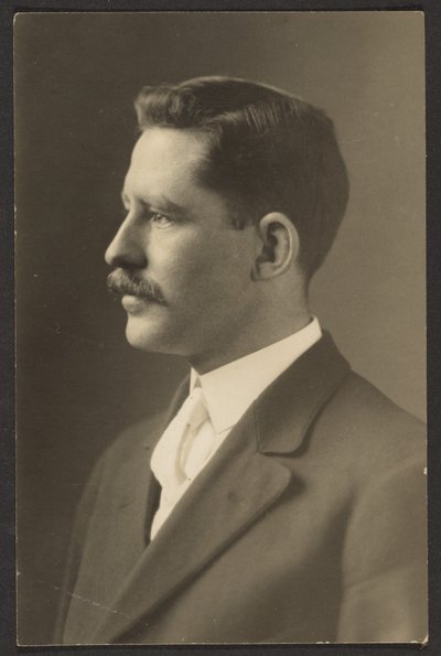 [Man met witte stropdas]. door Louis Fleckenstein