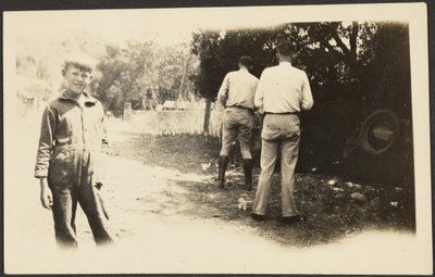 [Mannen buiten met rommel] door Louis Fleckenstein