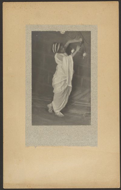[Model in klassiek kostuum]. door Louis Fleckenstein