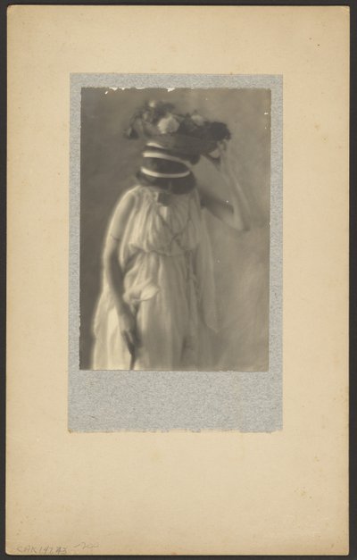 [Model in klassiek kostuum]. door Louis Fleckenstein