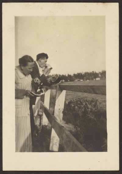 [Mensen Eten Meloen]. door Louis Fleckenstein