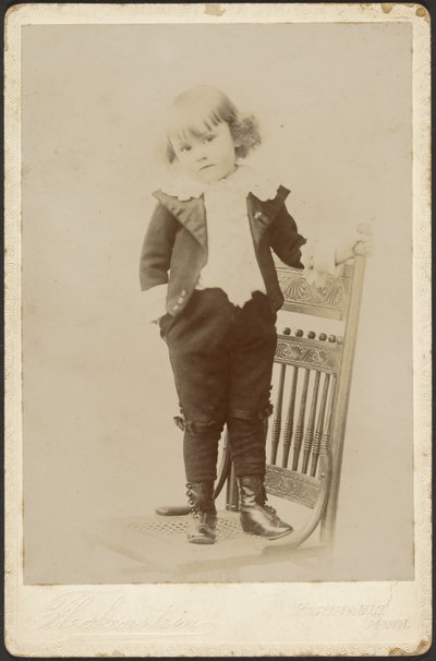 [Portret van kind op stoel]. door Louis Fleckenstein
