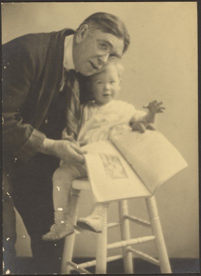 [Portret van Fleckenstein en kleinkind]. door Louis Fleckenstein
