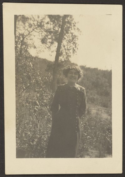 [Portret van Florence buiten]. door Louis Fleckenstein
