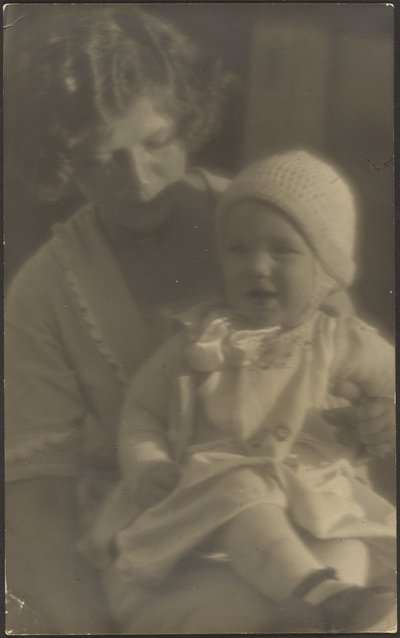 [Portret van moeder met baby op schoot]. door Louis Fleckenstein