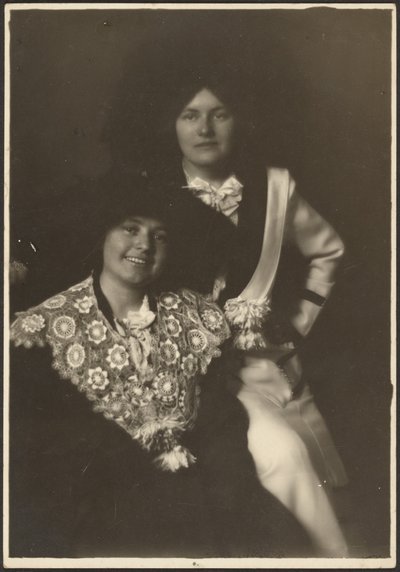 [Portret van twee vrouwen in sierlijke outfits]. door Louis Fleckenstein