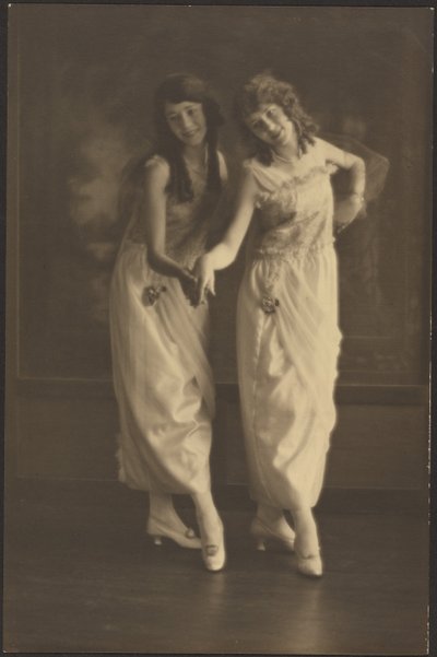 [Portret van twee jonge vrouwen in bijpassende jurken]. door Louis Fleckenstein