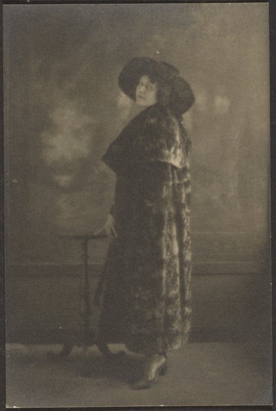 [Portret van vrouw in lange jas voor wandtapijt]. door Louis Fleckenstein