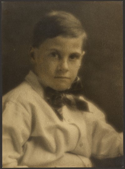 [Portret van een jongen met vlinderdas]. door Louis Fleckenstein