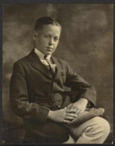 [Portret van een jongen met pet op zijn knie]. door Louis Fleckenstein