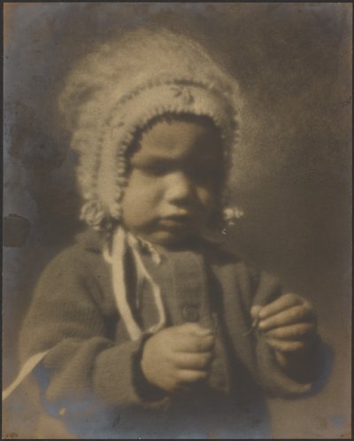 [Portret van een kind met een muts]. door Louis Fleckenstein