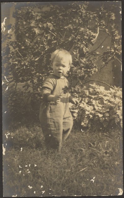 [Portret van een kind in de tuin]. door Louis Fleckenstein