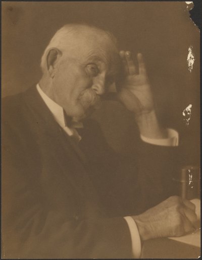 [Portret van een man zittend achter een bureau]. door Louis Fleckenstein
