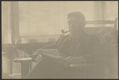 [Portret van een man die een pijp rookt]. door Louis Fleckenstein